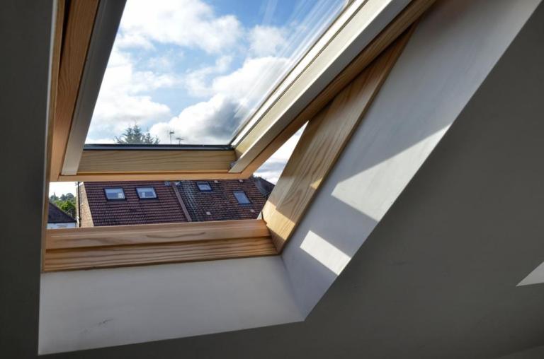 Quelle fenêtre de toit choisir à Hallines pour plus de lumière ?